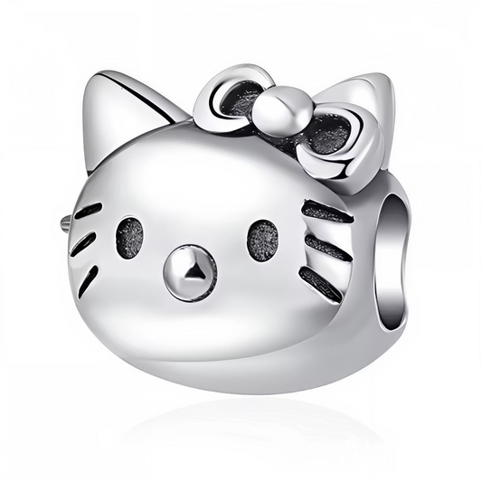 Retrouvez l’adorable visage de Hello Kitty dans ce charm en argent 925, tout en finesse et élégance. Son célèbre nœud et ses traits minimalistes en font une pièce intemporelle, parfaite pour apporter une touche kawaii et raffinée à votre bracelet ou collier. Un incontournable pour les fans de l’univers Sanrio.
