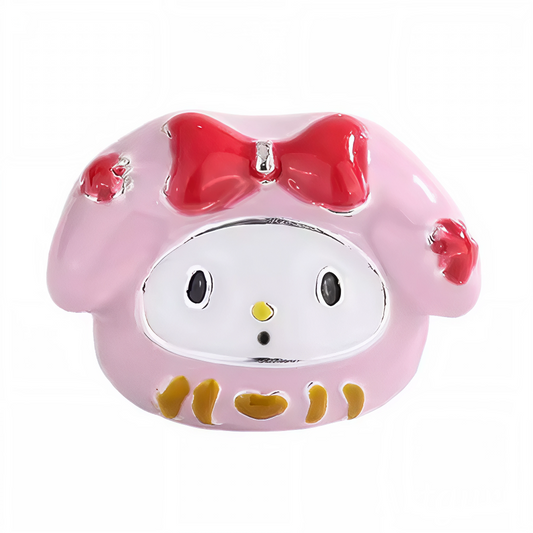Hello Kitty se déguise pour encore plus de tendresse avec ce charm en argent 925. Son visage adorable est sublimé par des oreilles de lapin roses et son nœud rouge iconique, pour un design à la fois espiègle et ultra kawaii. Une pièce parfaite pour apporter une touche originale et raffinée à votre collection de bijoux Sanrio.