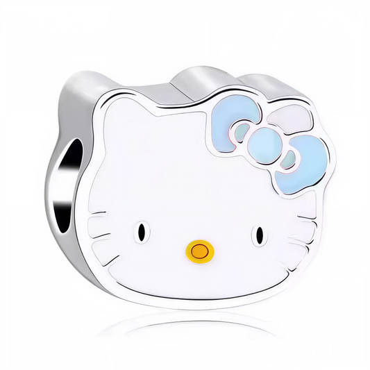 Hello Kitty se pare d’un nœud bleu délicat dans ce charm en argent 925, offrant une touche fraîche et originale à son visage emblématique. Avec ses lignes épurées et son design soigné, ce bijou kawaii est parfait pour les fans qui aiment allier douceur et élégance dans leur collection.