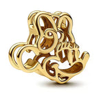 Apporte une touche Disney chic et lumineuse à ton bracelet avec ce charm visage Minnie doré. Inspiré du personnage emblématique, ce bijou met en valeur le visage de Minnie dans une version élégante et raffinée, avec une finition dorée éclatante. Un charm intemporel et plein de charme, parfait pour les fans de Disney et les pièces à la fois mignonnes et sophistiquées.

Caractéristiques :

- Matière : Argent 925.
- Design : Visage de Minnie en version charm, avec détails délicats.
- Dimensions : Taille confor