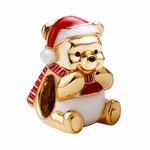 Ce charm met en scène Winnie dans une version lumineuse: placage or miroir, bonnet rouge à bord blanc et écharpe rayée qui apportent chaleur et contraste. Les formes rondes et le sourire malicieux signent l’esprit tendre du personnage, parfait pour égayer un bracelet tout au long des fêtes. Une pièce idéale à offrir aux amoureux de contes et de Noël.