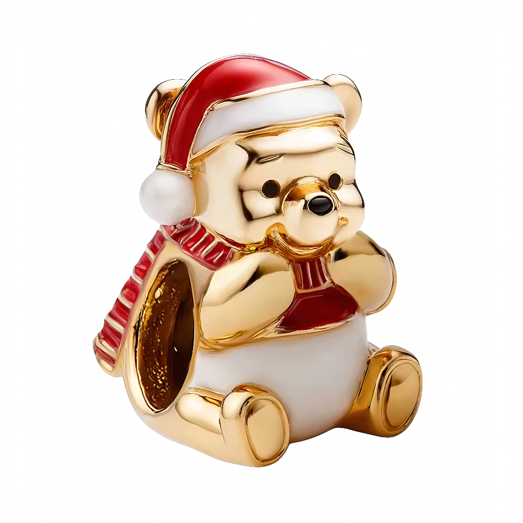 Ce charm met en scène Winnie dans une version lumineuse: placage or miroir, bonnet rouge à bord blanc et écharpe rayée qui apportent chaleur et contraste. Les formes rondes et le sourire malicieux signent l’esprit tendre du personnage, parfait pour égayer un bracelet tout au long des fêtes. Une pièce idéale à offrir aux amoureux de contes et de Noël.