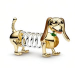 Apporte une touche ludique et originale à ton bracelet avec ce charm inspiré de Zigzag, le célèbre chien à ressort de Toy Story. Son design amusant et reconnaissable évoque l’univers Disney Pixar, l’amitié et l’esprit malicieux du personnage, tout en ajoutant une note unique et pleine de caractère à ta collection. Un bijou adorable et emblématique, parfait pour les fans de Toy Story.

Caractéristiques :
-&nbsp;Matière : Argent 925.
-&nbsp;Design : Zigzag de Toy Story avec finition brillante et détails soign