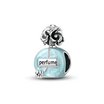 Le corps rond du flacon est recouvert d’un émail bleu turquoise à effet nacré, avec une ouverture latérale argentée laissant passer le bracelet au centre du charm. Sur la face avant, une petite plaque rectangulaire en argent porte l’inscription contrastée « perfume », tandis que le bouchon sculpté de fleurs en relief donne une allure luxueuse et romantique. Un petit bouquet de fleurs en bas du flacon renforce le thème de la féminité et de la passion pour les fragrances.