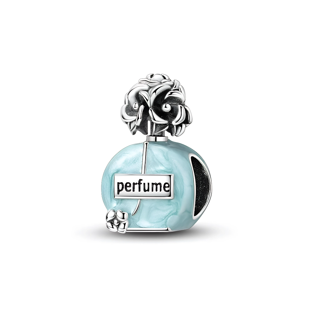 Le corps rond du flacon est recouvert d’un émail bleu turquoise à effet nacré, avec une ouverture latérale argentée laissant passer le bracelet au centre du charm. Sur la face avant, une petite plaque rectangulaire en argent porte l’inscription contrastée « perfume », tandis que le bouchon sculpté de fleurs en relief donne une allure luxueuse et romantique. Un petit bouquet de fleurs en bas du flacon renforce le thème de la féminité et de la passion pour les fragrances.