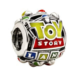 Apporte une touche colorée et ludique à ton bracelet avec ce charm rond inspiré de l’univers Toy Story. Son design façon médaillon, avec des détails rappelant les personnages et les symboles cultes de la saga, en fait un bijou original, joyeux et immédiatement reconnaissable. Un charm Disney Pixar parfait pour les fans de Toy Story et les pièces collector.

Caractéristiques :

- Matière : Argent 925 avec émail.
- Design : Charm rond Toy Story avec détails décoratifs et finition soignée.
- Dimensions : Taill