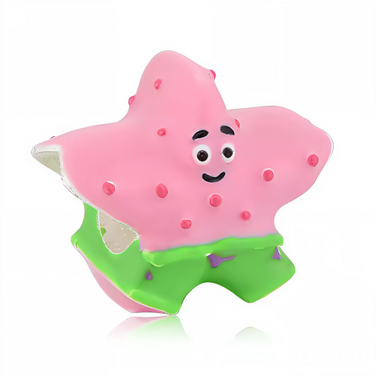 Adoptez l’esprit joyeux de Bikini Bottom avec ce charm en forme d’étoile représentant Patrick, l’ami fidèle et hilarant de Bob l’Éponge. En argent 925 et orné de détails fins, ce bijou apportera une touche fun et originale à votre bracelet ou collier.