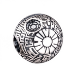 Faites trembler les Rebelles avec ce charm Étoile de la Mort Star Wars en argent sterling 925 émaillé noir mat, sphère impériale détaillée avec superlaser équatorial et cratères texturés. Cette station de combat ultime, symbole de l’Empire de Palpatine, pend d’une bélière ronde lisse compatible bracelets Pandora pour un bijou dark side menaçant. Poinçonné S925, sans nickel et Death Star-proof, il vise Yavin avec précision. Idéal pour Sith Lords, Hoth battles ou collection Impériale.

