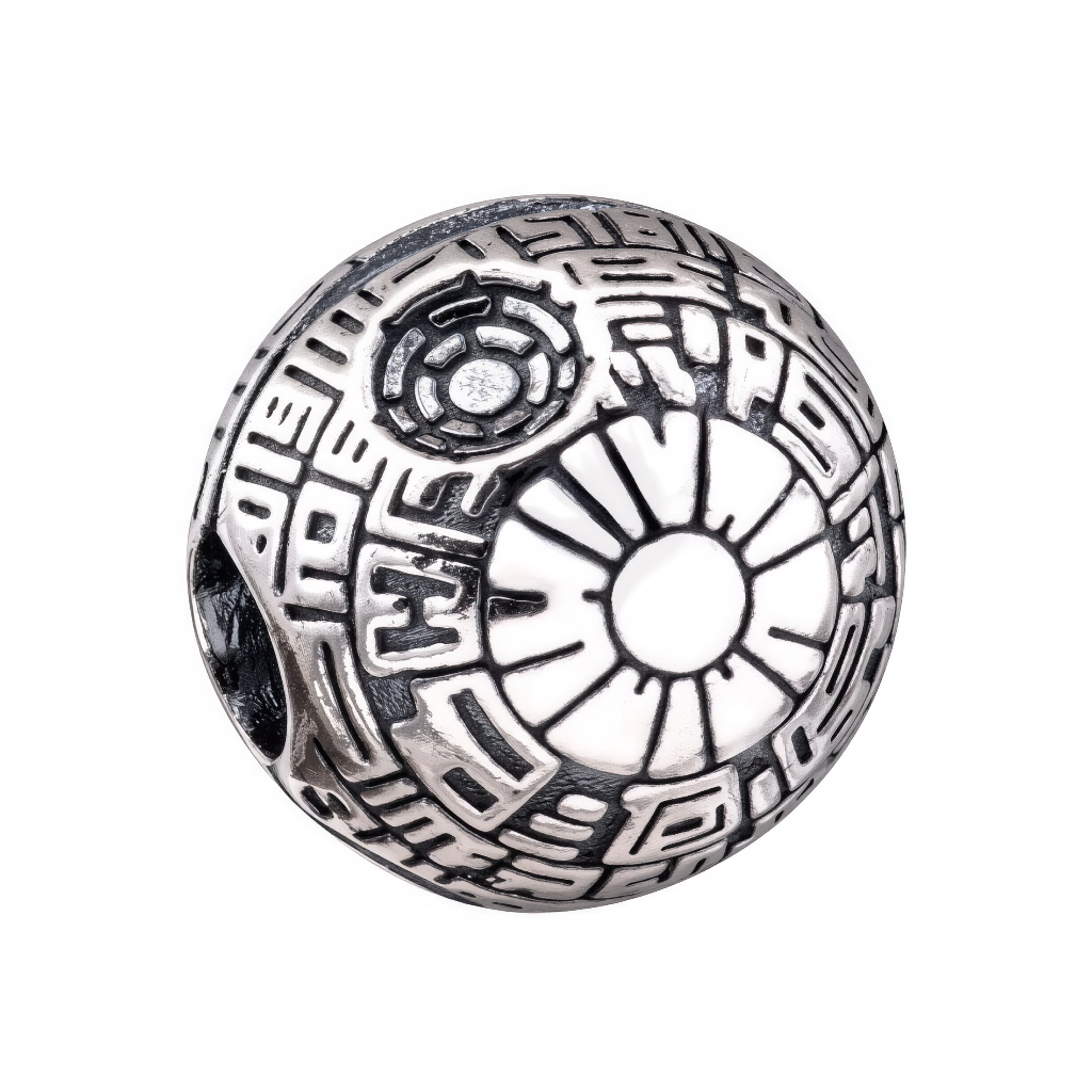 Faites trembler les Rebelles avec ce charm Étoile de la Mort Star Wars en argent sterling 925 émaillé noir mat, sphère impériale détaillée avec superlaser équatorial et cratères texturés. Cette station de combat ultime, symbole de l’Empire de Palpatine, pend d’une bélière ronde lisse compatible bracelets Pandora pour un bijou dark side menaçant. Poinçonné S925, sans nickel et Death Star-proof, il vise Yavin avec précision. Idéal pour Sith Lords, Hoth battles ou collection Impériale.

