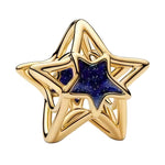 Charm représentant une étoile dorée ajourée, ornée d’une étoile centrale bleu nuit décorée de petits points brillants. Finement travaillé en argent 925 avec une finition dorée, ce modèle apporte une touche élégante et lumineuse à votre collection de bijoux.

Caractéristiques :

Matière : Argent 925 avec finition dorée et détail bleu nuit.
Design : Étoile ajourée avec étoile centrale scintillante.
Style : Élégant, lumineux, raffiné et intemporel.
Symbolique : Rêve, espoir, lumière, chance et inspiration.
Com