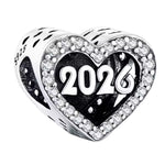 Célébrez la magie intemporelle avec ce charm en Argent 925 (S925). Ce bijou scintillant incarne la joie et l’émerveillement de 2026, parfait pour garder un souvenir précieux et ajouter une touche de féérie à votre collection.