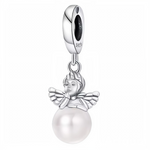 Apportez une touche divine à votre collection avec ce charm ange argenté, accompagné d'une délicate perle blanche.
Ce charm élégant symbolise la protection, la paix et l'amour pur. L'ange, finement sculpté en argent, tient une perle blanche qui évoque la douceur et la lumière. Un bijou parfait pour apporter sérénité et harmonie à votre quotidien, ou pour offrir un symbole de bienveillance et de protection à un être cher.