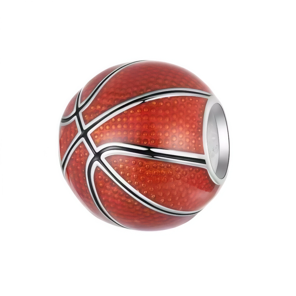 Ce charm pendentif&nbsp;sportif&nbsp;capture un ballon de basketball réaliste en enamel orange texturé, avec des motifs noirs cousus emblématiques qui évoquent le rebond et l’énergie du terrain. La sphère parfaitement ronde en argent poli présente une finition brillante sur les panneaux orange, rehaussée de lignes noires contrastées pour un effet 3D authentique. L’anneau intégré sur le côté poinçonné « S925 » permet une fixation fluide sur les bracelets, idéal pour célébrer une passion pour le basket, que c