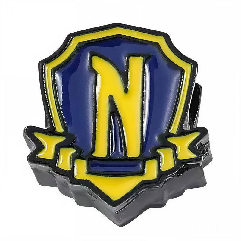 Ce charm bouclier arbore lettre N majuscule bleue bordure jaune éclatante socle noir. Symbole mystère gothique élite scolaire loyauté secrète.

Caractéristiques

Matière : Argent 925 émail bleu jaune noir brillant.
Design : Écu bombé profilé, bélière intégrée.
Compatibilité : Bracelets colliers thèmes fantasy académie.