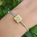 Plongez dans l’univers décalé et joyeux de Bob l’Éponge avec ce charm en argent 925. Représentant l’iconique habitant de Bikini Bottom, ce bijou est parfait pour les amateurs de nostalgie et d’originalité. Son design détaillé capture l’esprit espiègle et attachant de ce personnage culte, ajoutant une touche amusante et unique à votre collection.