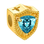 Ce charm en argent 925 pur présente un bouclier médiéval orné d’une croix ajourée et d’un zircon turquoise triangulaire au cœur. Il évoque protection divine, courage chevaleresque et sérénité océanique.

Caractéristiques

Matière : Argent 925 poli, zircon turquoise central.
Design : Forme carrée bombée, bordures ciselées détaillées.
Compatibilité : Charm pour fixer sur bracelets européens.