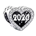 Ce charm cœur en argent 925 affiche chiffres 2026 noirs reliefs, contour zircons blancs, texture léopard noire. Symbole amour anniversaire futur espoir pailleté.

Caractéristiques

Matière : Argent 925 zircone blanche émail noir.
Design : Forme cœur ajouré double face gravée.
Compatibilité : Bracelets colliers thèmes anniversaires numérotés.