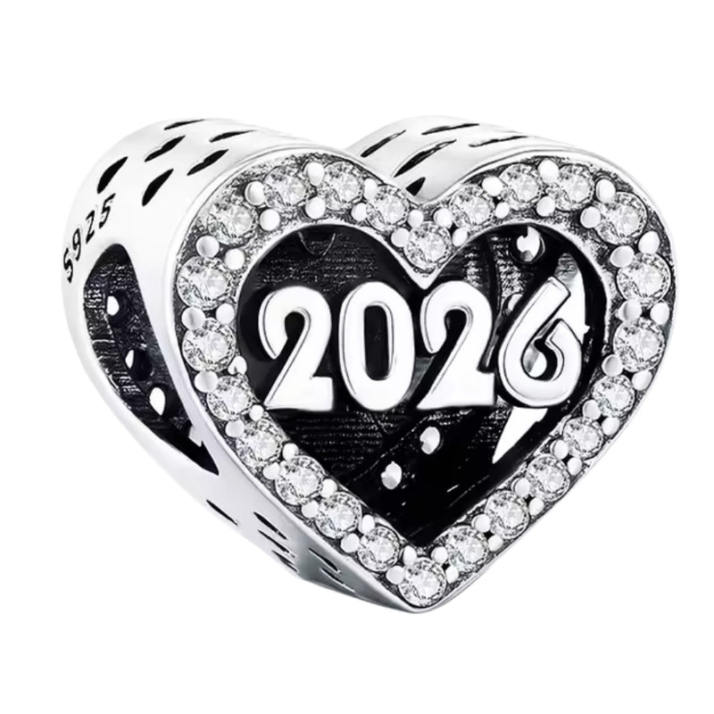Ce charm cœur en argent 925 affiche chiffres 2026 noirs reliefs, contour zircons blancs, texture léopard noire. Symbole amour anniversaire futur espoir pailleté.

Caractéristiques

Matière : Argent 925 zircone blanche émail noir.
Design : Forme cœur ajouré double face gravée.
Compatibilité : Bracelets colliers thèmes anniversaires numérotés.