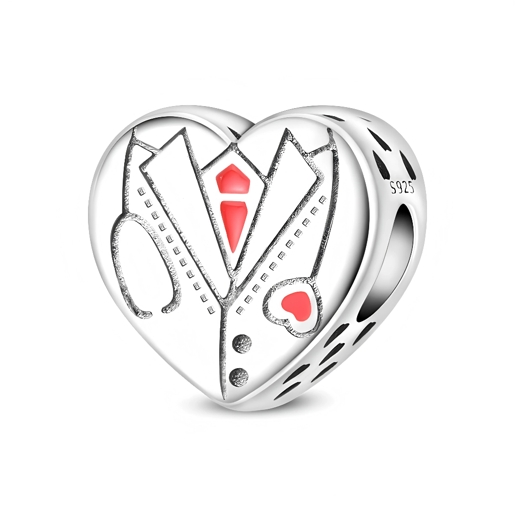Ce charm en forme de cœur en argent 925 représente une blouse de médecin stylisée, avec un stéthoscope gravé en relief et de délicats détails colorés. La cravate, le badge en forme de cœur et quelques touches d’émail rose apportent une note chaleureuse qui symbolise la bienveillance des soignants. C’est un bijou idéal pour remercier ou célébrer un médecin, une infirmière ou tout professionnel de santé.