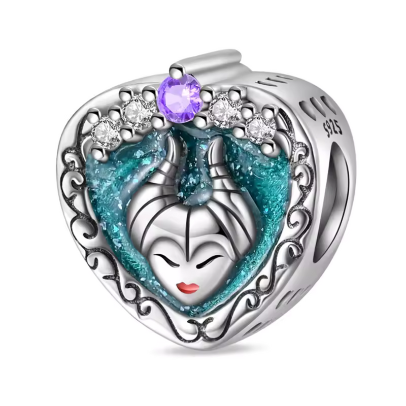 Ce charm pendentif en argent 925 représente un cœur ciselé aux contours épineux, traversé d’une lueur verte maléfique, avec le profil fier de Maléfique au centre : cornes arquées imposantes, yeux perçants, lèvres rouge sang. Il symbolise pouvoir absolu, beauté vengeresse et malédiction élégante du conte Disney.

Caractéristiques :

Matière : Argent 925 émail vert émeraude.
Design : Cœur gothique ajouré, Maléfique silhouette centrale.
Dimensions : Coeur dramatique.