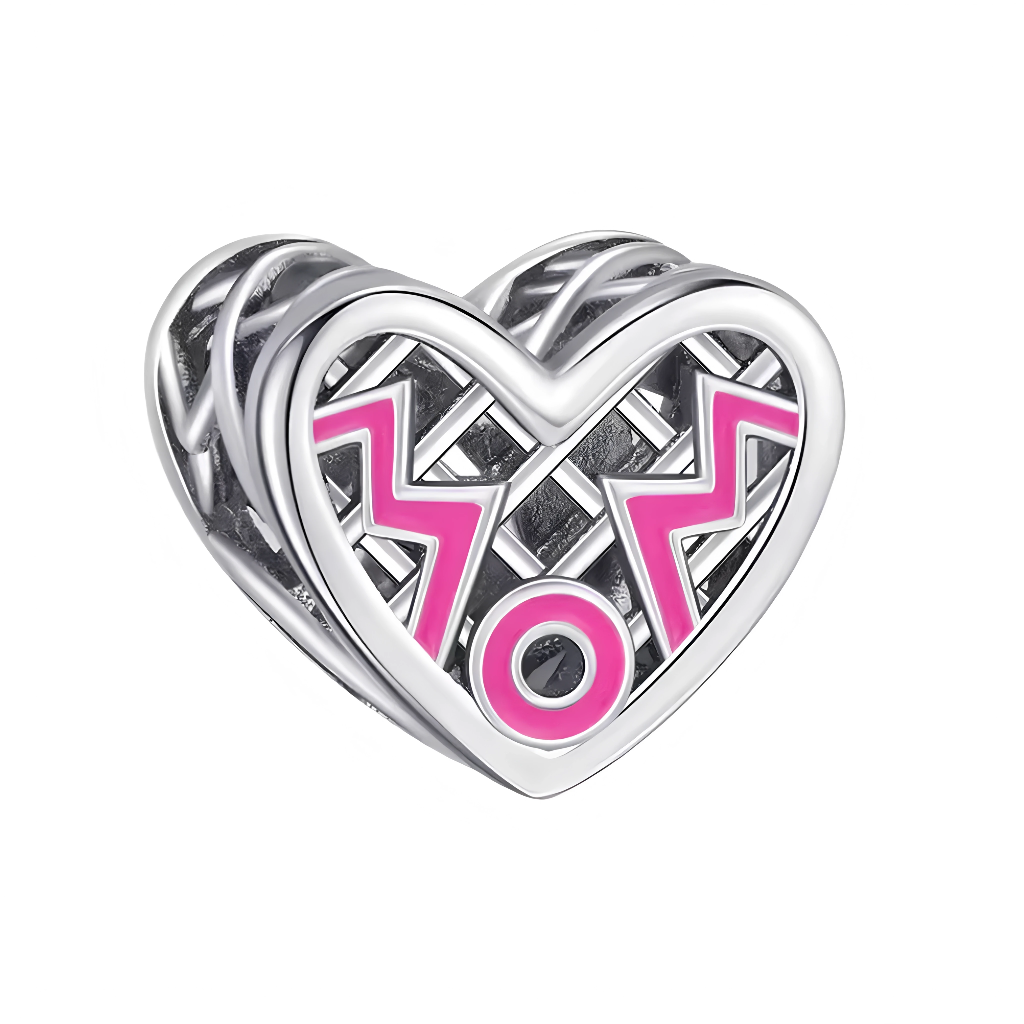 Ce charm pendentif&nbsp;touchant&nbsp;célèbre la maternité avec un cœur ajouré en argent sterling poli, rempli d’enamel rose vif formant les lettres “M O M” stylisées en zigzags modernes et un cercle central, symbole d’amour inconditionnel et tendresse familiale. La forme cœur sculptée avec bordures tressées ajoute élégance et délicatesse, suspendue à un anneau lisse pour un mouvement gracieux. Poinçonné « S925 », hypoallergénique et résistant, parfait pour la Fête des Mères, anniversaires ou comme déclarat