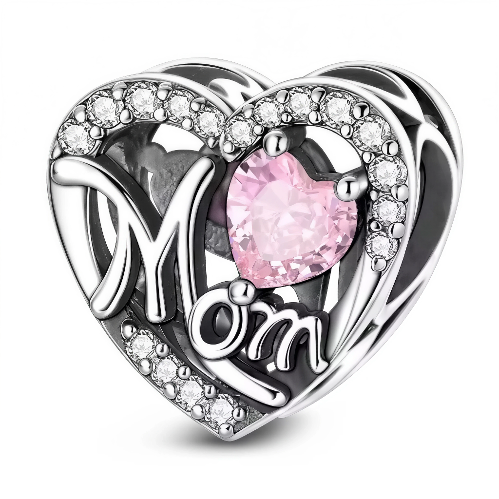 Ce charm en argent 925 forme un cœur ajouré orné de l’inscription « Mom » et d’un cristal rose en forme de cœur au centre, entouré de zircons blancs scintillants. Il exprime un amour maternel profond, précieux comme un joyau gardé près du cœur.

Caractéristiques

Matière : Argent 925, cristal rose et zircons blancs.
Design : Double cœur entrelacé, lettrage fluide en relief.
Compatibilité : Glisse sur bracelets et colliers à maille européenne.