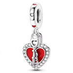 Protégez votre amour avec ce charm Cœur Rouge Cadenas. Fabriqué en argent 925, il représente un cadenas en forme de cœur, associé à un rouge éclatant, parfait pour symboliser un amour durable.