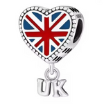 Ce charm en argent 925 adopte la forme d’un cœur orné du drapeau britannique en émail coloré, avec les lettres « UK » pendantes en dessous. Il est idéal pour afficher son amour pour le Royaume-Uni, un voyage marquant ou une passion pour la culture anglaise.

Caractéristiques :

-Matière : Argent 925/1000 massif, finition brillante, décoré d’émail rouge, blanc et bleu pour reproduire le drapeau du Royaume-Uni.
-Design : Charm cœur bombé encadré d’un liseré de petits reliefs ronds, présentant la Union Jack su