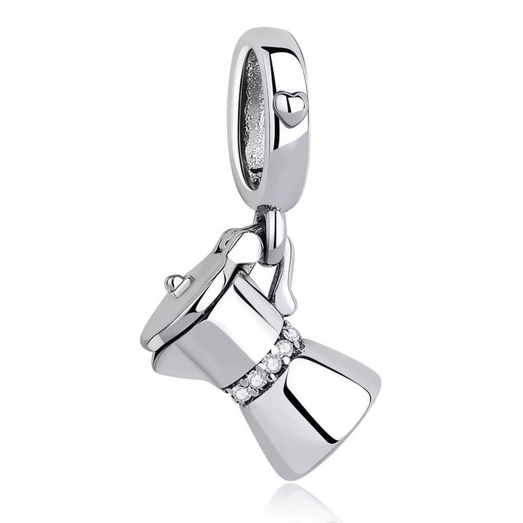 Ajoutez une touche d'élégance et de convivialité à votre collection avec ce charm en forme de cafetière italienne. Parfait pour les amateurs de café et les passionnés d’art de vivre, ce bijou intemporel est un clin d'œil aux moments partagés autour d’une tasse de café.