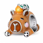 Charm en argent 925 représentant un capybara allongé avec une petite orange posée sur sa tête, mignon et original pour vos bracelets.

Caractéristiques

– Métal : argent 925
– Détails précis : capybara allongé et orange
– Compatible avec tous types de bracelets en argent 925