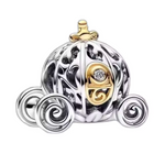 Fêtez le centenaire magique de Disney avec ce charm Carrosse exclusif. Fabriqué en argent 925 et orné de détails enchanteurs, ce bijou représente le célèbre carrosse de Cendrillon, symbolisant les rêves et les contes de fées intemporels.
