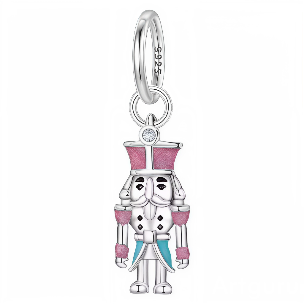 Capturez l'esprit festif avec ce charm Casse-Noisette. En argent 925, ce charm minutieusement sculpté incarne la magie et la tradition des fêtes de fin d'année.