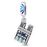 Rendez hommage à l’histoire et à la splendeur architecturale de Paris avec ce charm représentant la célèbre Cathédrale Notre-Dame. Fabriqué en argent 925, ce bijou symbolise l’élégance gothique et la richesse culturelle de la capitale française. Parfait pour les amateurs d’histoire, d’art et de voyages, ce charm capture l’essence intemporelle de l’un des monuments les plus emblématiques de France.