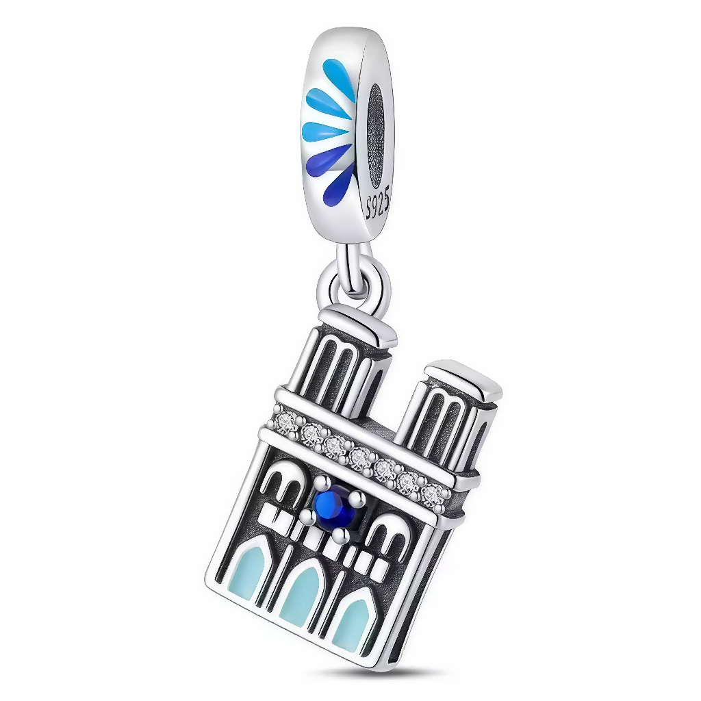 Rendez hommage à l’histoire et à la splendeur architecturale de Paris avec ce charm représentant la célèbre Cathédrale Notre-Dame. Fabriqué en argent 925, ce bijou symbolise l’élégance gothique et la richesse culturelle de la capitale française. Parfait pour les amateurs d’histoire, d’art et de voyages, ce charm capture l’essence intemporelle de l’un des monuments les plus emblématiques de France.
