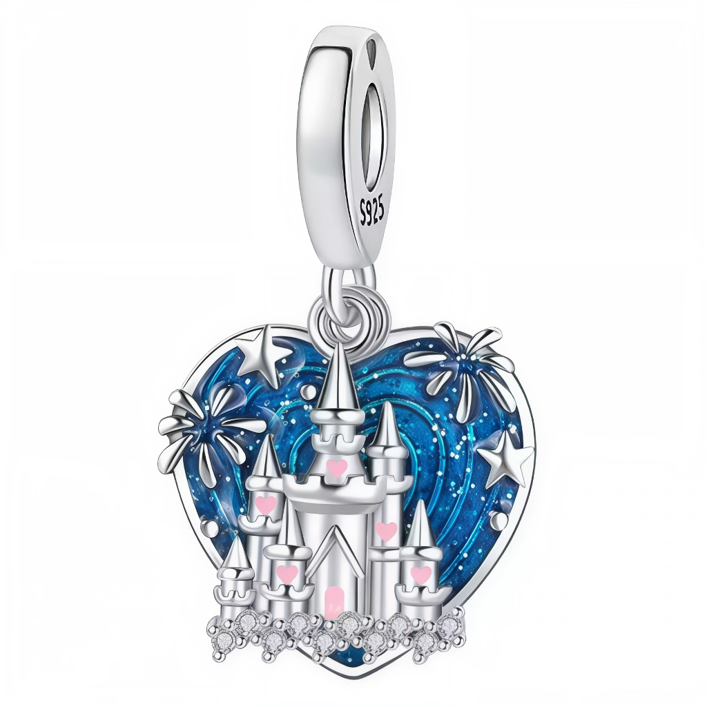 Ajoutez une touche féerique à votre collection avec le charm Château de Disney, accompagné de détails gravés de feux d’artifice. Réalisé en argent 925, ce bijou capture l’essence des contes de fées et les moments magiques de Disneyland.