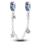 Apportez une touche de fraîcheur et d’évasion à votre bracelet avec ce charm chaîne en argent 925, orné de coquillages délicats, agrémentés de détails bleu éclatants. Symbole de la mer, de la tranquillité et de l’harmonie, ce bijou évoque la beauté et la sérénité des plages ensoleillées.

Son design raffiné, sublimé par des touches de bleu qui capturent la lumière, apportera une note douce et estivale à votre collection.