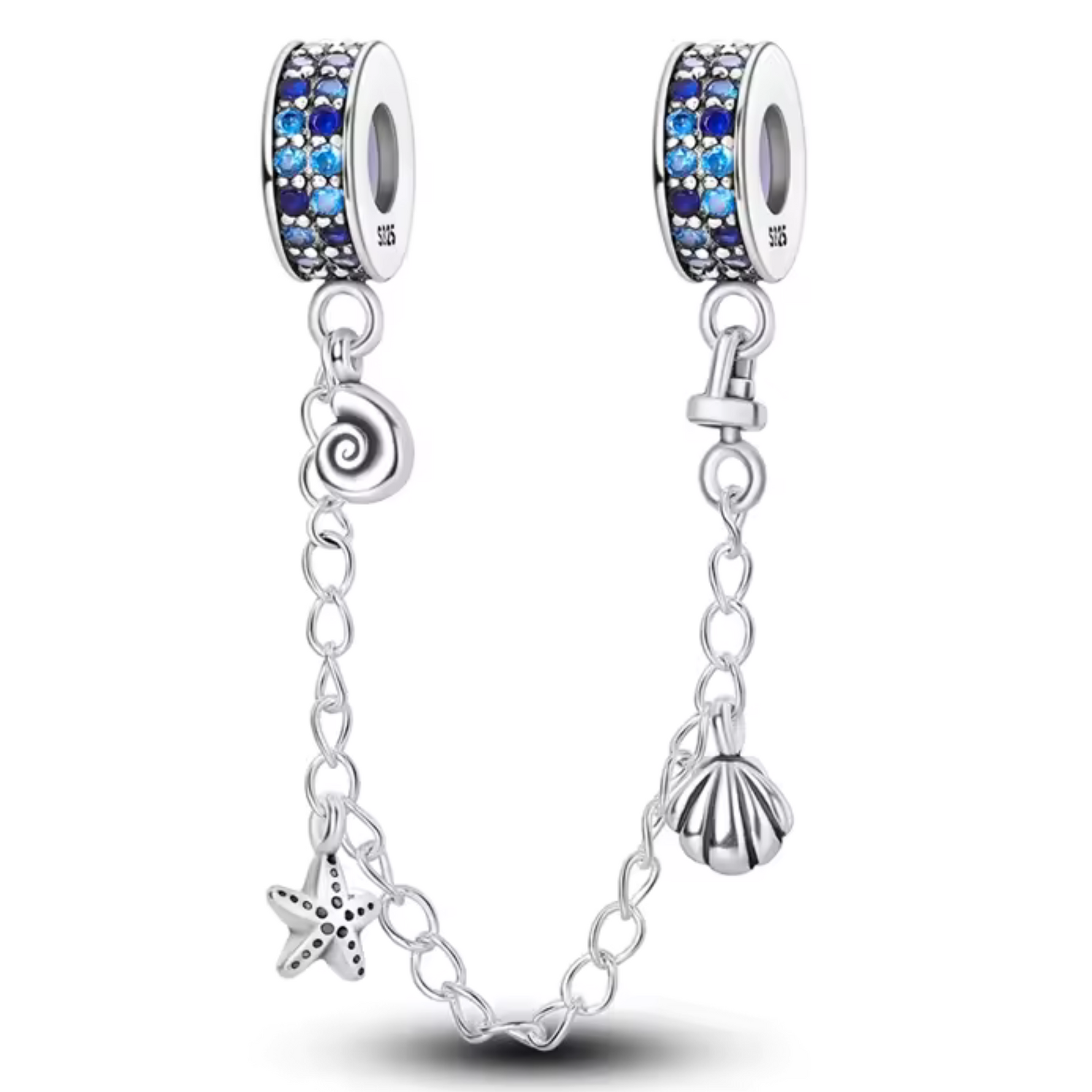 Apportez une touche de fraîcheur et d’évasion à votre bracelet avec ce charm chaîne en argent 925, orné de coquillages délicats, agrémentés de détails bleu éclatants. Symbole de la mer, de la tranquillité et de l’harmonie, ce bijou évoque la beauté et la sérénité des plages ensoleillées.

Son design raffiné, sublimé par des touches de bleu qui capturent la lumière, apportera une note douce et estivale à votre collection.