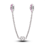 Cette chaîne de sécurité en argent 925 se distingue par ses deux bélières serties de petits cristaux roses en forme de cœur qui apportent une touche romantique tout autour du bracelet. Au centre de la chaîne figure un petit motif cœur–infini entrelacé, symbole d’un amour sans fin et d’un lien indéfectible.
