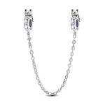 Cette chaîne de sécurité en argent 925 met en scène deux adorables chats porte‑bonheur coiffant chaque bélière, leurs silhouettes stylisées semblant enlacer le bracelet. Leurs ventres et petites pattes sont ponctués de touches d’émail rose, pour une note de couleur douce qui reste discrète et raffinée.
