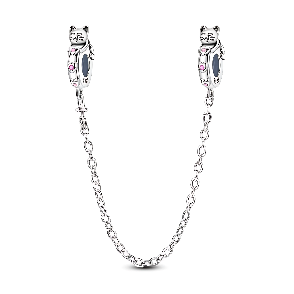 Cette chaîne de sécurité en argent 925 met en scène deux adorables chats porte‑bonheur coiffant chaque bélière, leurs silhouettes stylisées semblant enlacer le bracelet. Leurs ventres et petites pattes sont ponctués de touches d’émail rose, pour une note de couleur douce qui reste discrète et raffinée.