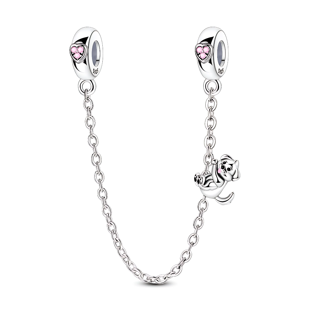 Cette chaîne de sécurité en argent 925 mise sur une touche ludique et attendrissante, avec ses deux bélières lisses chacune sertie d’un petit cristal rose en forme de cœur. Sur l’un des côtés, un adorable chiot en relief se balance au bout de la chaîne, comme suspendu à votre bracelet, apportant mouvement et fantaisie à l’ensemble.