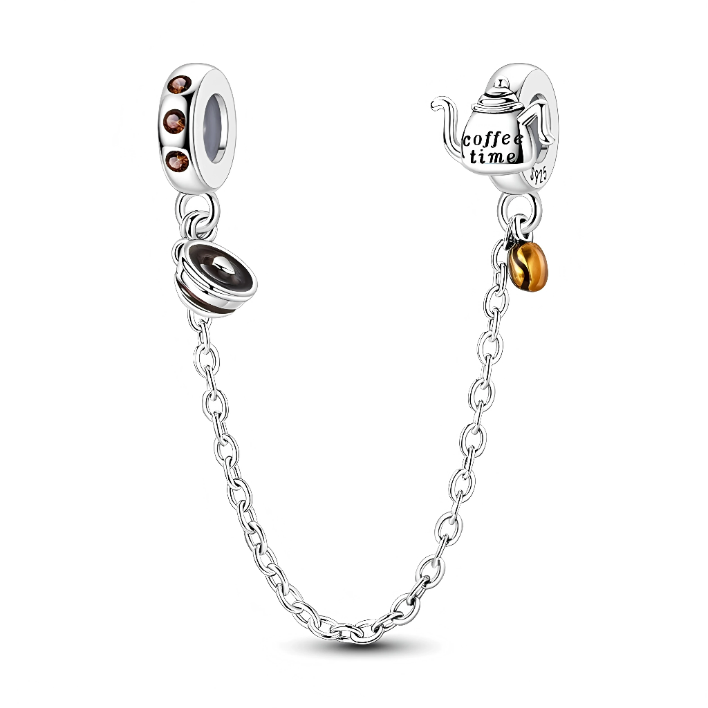 Cette chaîne de sécurité en argent 925 est idéale pour les amoureux de café : un côté présente une bélière sertie de petits cristaux brun café et un mini donut glacé suspendu, tandis que l’autre côté arbore une théière/verseuse gravée « coffee time » accompagnée d’un grain de café doré. La fine chaîne reliant les deux charms empêche le bracelet de tomber en cas d’ouverture du fermoir, tout en ajoutant une touche gourmande à votre bijou.