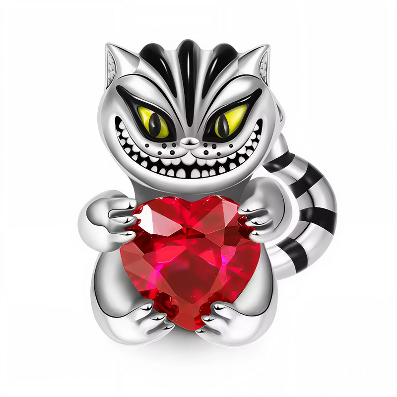 Ce charm en argent 925 montre le Chat du Cheshire d'Alice au Pays des Merveilles&nbsp;tenant un cœur rouge vibrant entre ses pattes, sourire malicieux suspendu, rayures psychédéliques, yeux jaunes espiègles, queue enroulée mystérieuse. Il symbolise amour absurde, folie romantique et énigmes tendres du Pays des Merveilles.

Caractéristiques :

Matière : Argent 925.
Design : Chat flottant circulaire, cœur tenu pattes avant.
Dimensions : 1,7 cm hauteur, pendante légère dynamique.