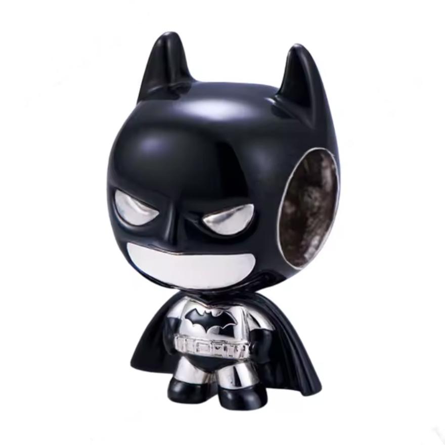 Ce charm pendentif mystérieux présente un justicier masqué au costume noir lustré, avec des oreilles de chauve-souris pointues, un sourire carnassier et des yeux blancs intenses. La cape déployée et le symbole chauve-souris sur la poitrine capturent sa silhouette iconique de protecteur des ténèbres. L’anneau latéral assure une fixation fluide sur les bracelets.