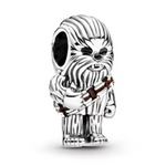 Ajoutez une touche de courage et de robustesse à votre collection avec ce charm représentant Chewbacca, le fidèle Wookiee de Star Wars. Conçu en argent sterling S925, ce charm capture l’essence sauvage et l’adorable côté du célèbre compagnon de Han Solo.