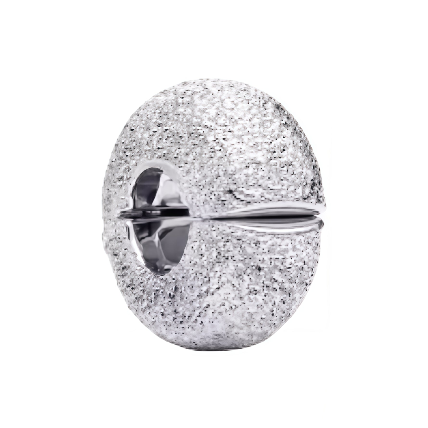 Charm clip élégant en argent 925, au design minimaliste et moderne. Sa finition texturée lui apporte un effet scintillant discret, idéal pour structurer et sublimer votre bracelet tout en ajoutant une touche raffinée.

Caractéristiques :

- Matière : Argent 925.
- Design : Clip rond avec finition texturée scintillante.
- Style : Élégant, moderne et intemporel.
- Fonction : Permet de séparer et organiser les charms sur le bracelet.
- Compatibilité : Charm clip compatible avec bracelets et colliers.