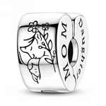 Ce charm clip en argent 925 représente une mère et sa fille enlacées en ligne continue, entourées de fleurs délicates. Les mots « Mom » et « Daughter » gravés sur les côtés célèbrent un lien fusionnel et protecteur.

Caractéristiques

Matière : Argent 925, gravure noire contrastée.
Design : Forme cylindrique légèrement bombée, système de clip pratique.
Compatibilité : Se clipse sur bracelets européens pour maintenir les charms en place.