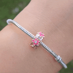 Apportez une touche florale et élégante à votre bracelet avec le Charm Clips - Espaceur Marguerite Rose en argent sterling S925. Ce charm raffiné est orné de petites marguerites roses délicates, symbolisant la beauté et la joie. Parfait pour les amateurs de fleurs et de designs subtils, cet espaceur permet de maintenir vos charms en place tout en ajoutant une note printanière et colorée à votre collection.