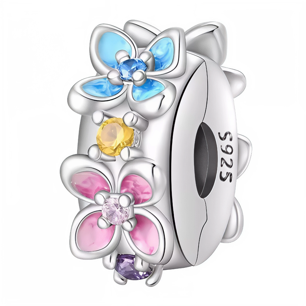 Apportez une touche florale et élégante à votre bracelet avec le Charm Clips - &nbsp;Fleurs et strass en argent sterling S925. Ce charm raffiné est orné de petites fleurs délicates, symbolisant la beauté et la joie. Parfait pour les amateurs de fleurs et de designs subtils, cet espaceur permet de maintenir vos charms en place tout en ajoutant une note printanière et colorée à votre collection.