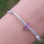 Ajoutez une touche de douceur et de féminité à votre bracelet avec le Charm Clips - Pavé Rose. Ce charm, fabriqué en argent sterling S925, est magnifiquement orné de pavés scintillants dans des nuances délicates de rose. Son design élégant et raffiné apporte une subtile touche de glamour à votre collection tout en maintenant vos charms en place avec style.